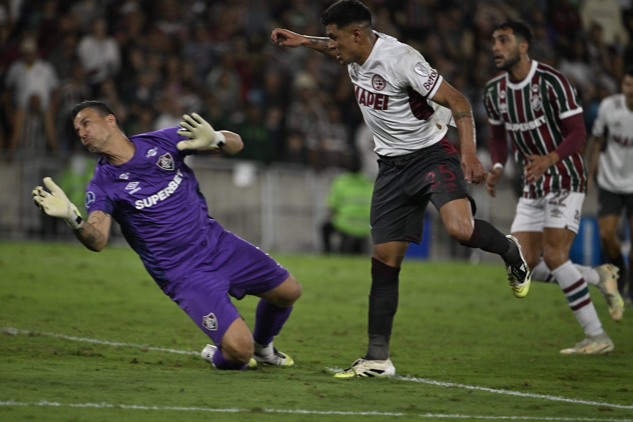 Fluminense perde chances, empata com o Lanús no Maracanã e está fora da Sul-Americana