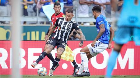 Com um número reduzido de volantes, o Atlético está no mercado em busca de jogadores da posição e um dos nomes cotados é o de Arouca, do Palmeiras
