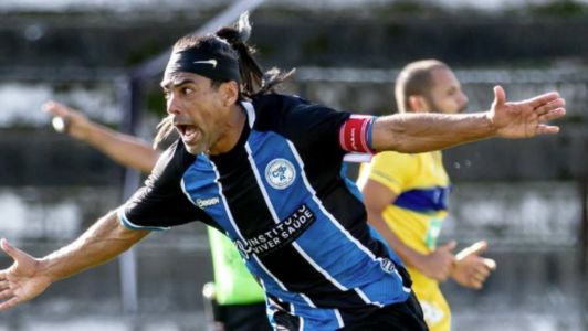 Araújo celebra gol pelo Porto de Caruaru em partida pela série A2 do Pernambucano