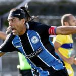 Aos 48 anos, ex-Cruzeiro e Atlético marca gol pela série A2 do Pernambucano; veja lance