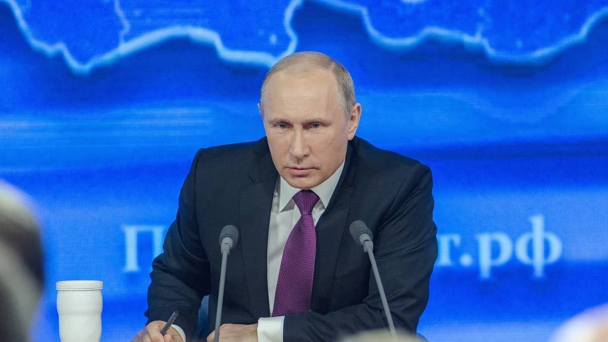 Rússia e Arábia Saudita reduzem produção de petróleo e preço dispara