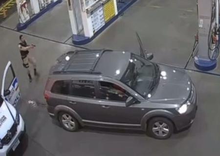 Um dos criminosos foi baleado depois de sair do carro