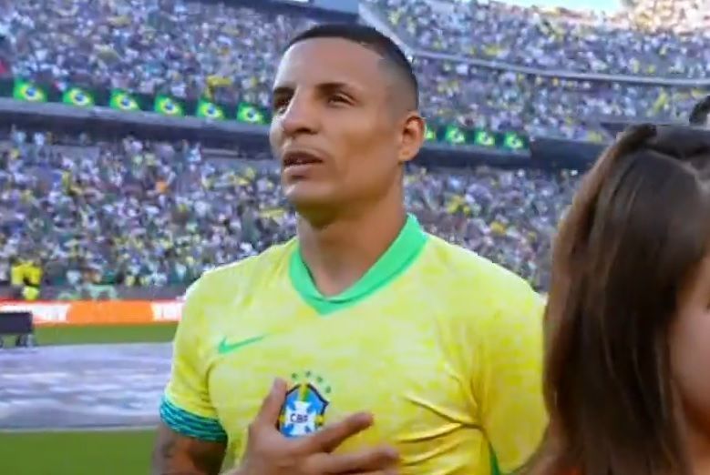 Seleção Brasileira: Arana, do Atlético, ignora 'Cruzeiro' em hino, e torcedores reagem