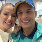 Arana, do Atlético, recebe visita da família em preparação para jogo da Seleção