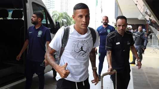 Arana chegando ao hotel da Seleção Brasileira em Cuiabá