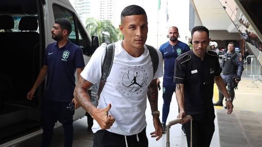 Arana chegando ao hotel da Seleção Brasileira em Cuiabá