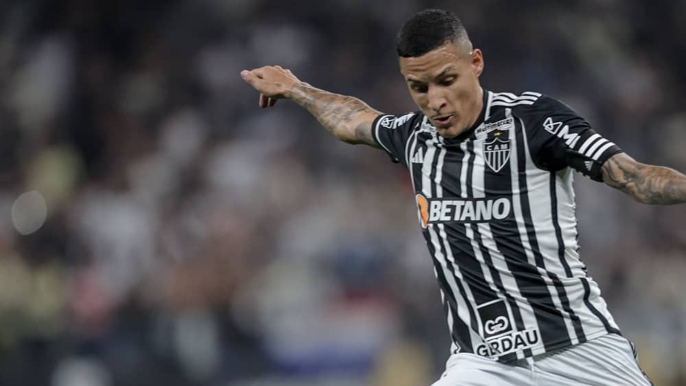Arana aponta problema do Atlético: 'Esperamos tomar gol para acordar'