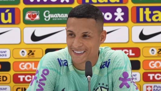 Arana disse que o pai envia vídeos de Roberto Carlos a cada finalização errada