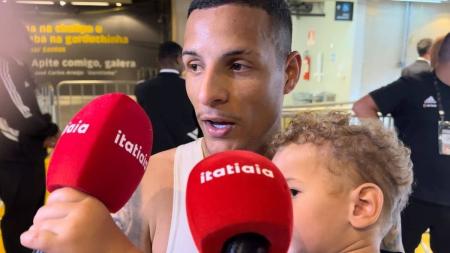 Arana e o filho Guilherme após a vitória por 1 a 0 sobre o Bahia