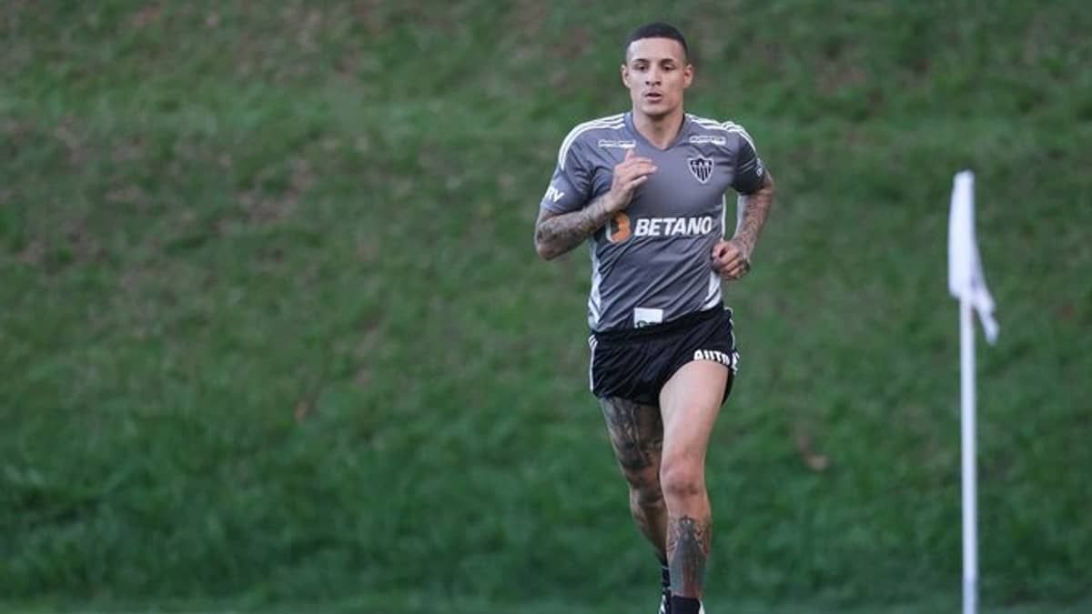 Emocionante: Guilherme Arana de volta aos treinos pelo Galo; Confira imagens