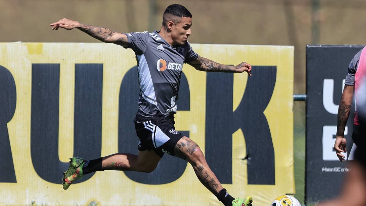 Pronto para defender o Atlético, Arana só depende de Coudet para retornar ao time