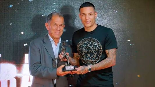 Arana recebe Troféu Guará BMG das mãos de Buião