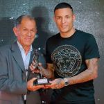 Arana recebe Troféu Guará Bmg e projeta retorno após lesão: sairei mais forte 