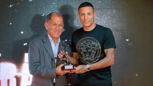 Arana recebe Troféu Guará BMG das mãos de Buião