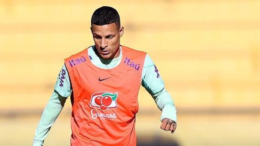 Arana treinou entre os reservas da Seleção Brasileira
