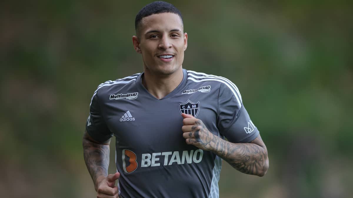 Atlético: Arana volta a campo seis meses após grave lesão