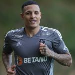 Atlético: Arana volta a campo seis meses após grave lesão