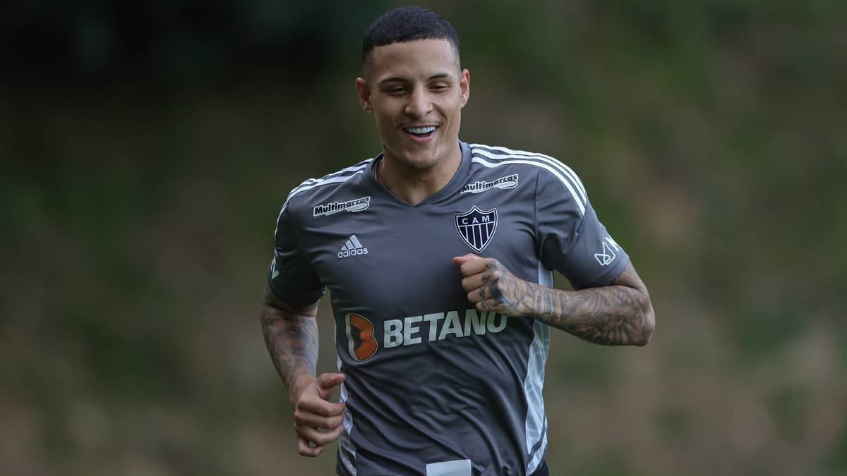 Guilherme Arana correndo dá esperanças para o galo na lateral-esquerda