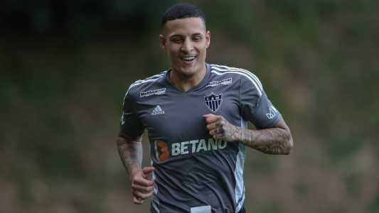 Arana voltou a trabalhar no gramado, seis meses após lesão no joelho
