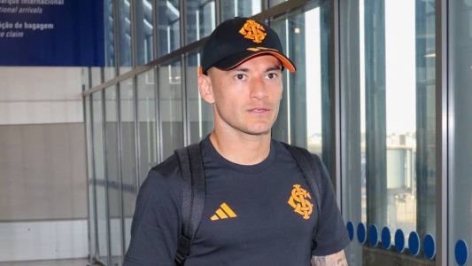 Aránguiz embarcou com a delegação no aeroporto Salgado Filho, em Porto Alegre