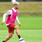 Arrascaeta treina normalmente e deve estar em campo no Fla-Flu