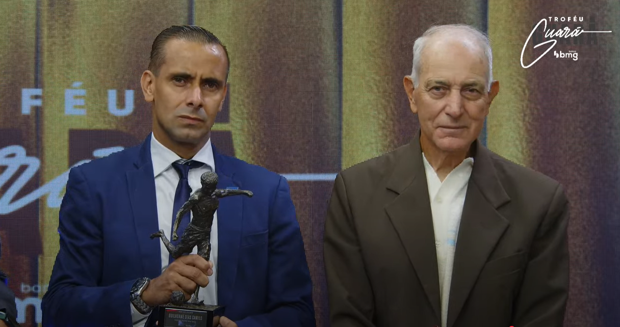 Troféu Guará Bmg: Guilherme Dias Camilo recebe prêmio e comemora