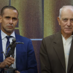 Troféu Guará Bmg: Guilherme Dias Camilo recebe prêmio e comemora