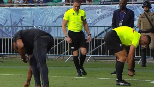 Arbitragem ajudou a recolher vidros do gramado na Fonte Nova