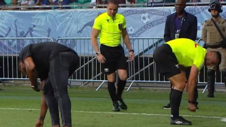 Arbitragem ajudou a recolher vidros do gramado na Fonte Nova