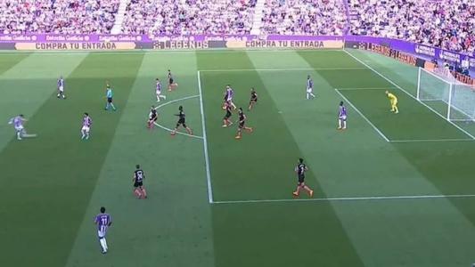 Árbitro assinala final do primeiro tempo no momento do gol do Valladolid