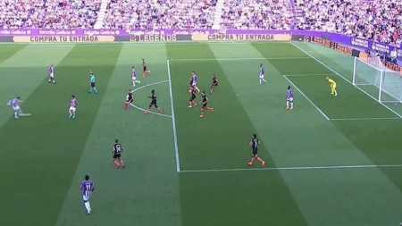 Árbitro assinala final do primeiro tempo no momento do gol do Valladolid