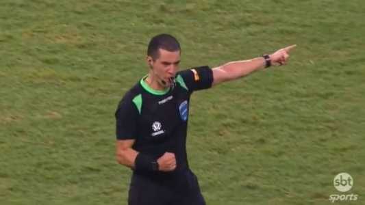 Árbitro chamou atenção com gesto ao final do jogo