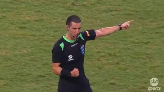 Árbitro chamou atenção com gesto ao final do jogo