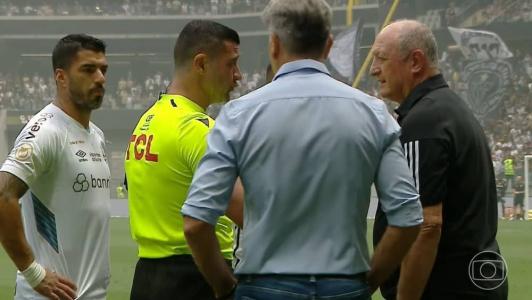 Árbitro comunicou o problema aos treinadores