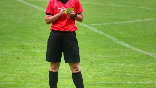 Árbitro foi atingido após marcar pênalti e aplicar cartão amarelo no atleta