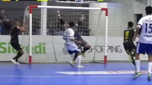 Árbitro não viu bola entrar e não assinalou golaço do Praia Clube