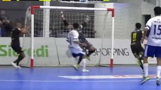 Árbitro não viu bola entrar e não assinalou golaço do Praia Clube
