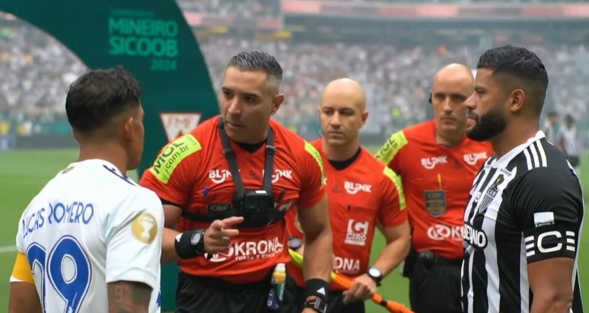 Árbitro de Atlético x Cruzeiro entra em campo com câmera, e web repercute