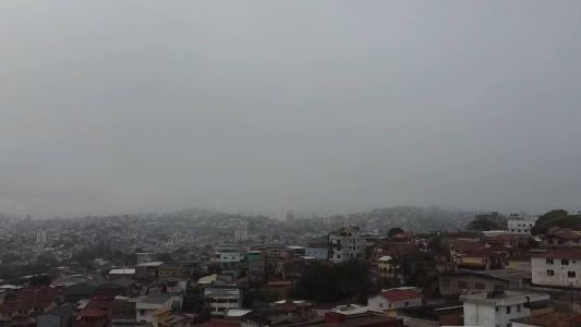 Área de baixa pressão atua sobre o oceano e mantém condições favoráveis a áreas de instabilidade