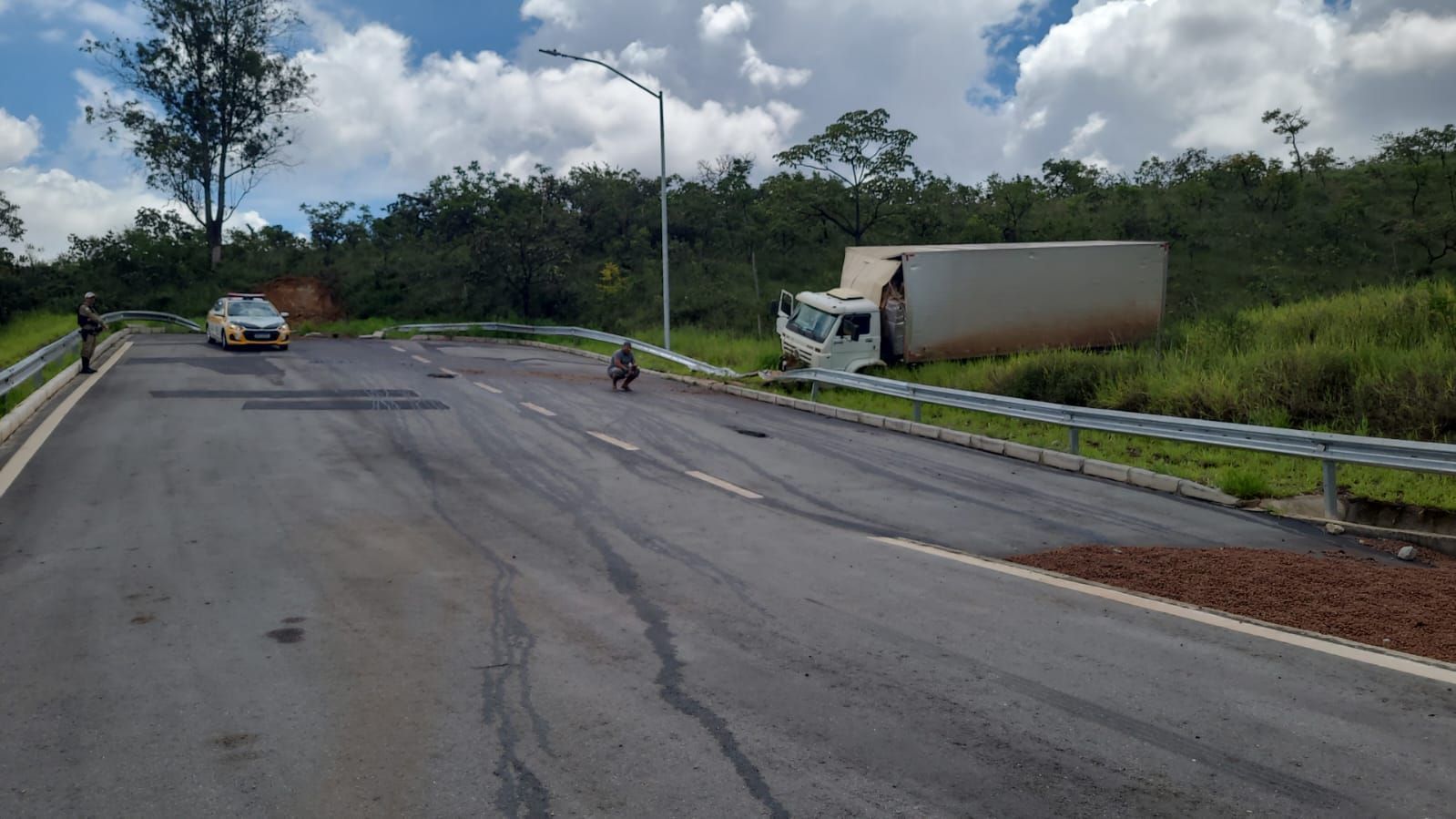 Caminhão bate na proteção da via, volta de ré e usa área de escape do Anel Rodoviário; veja imagens