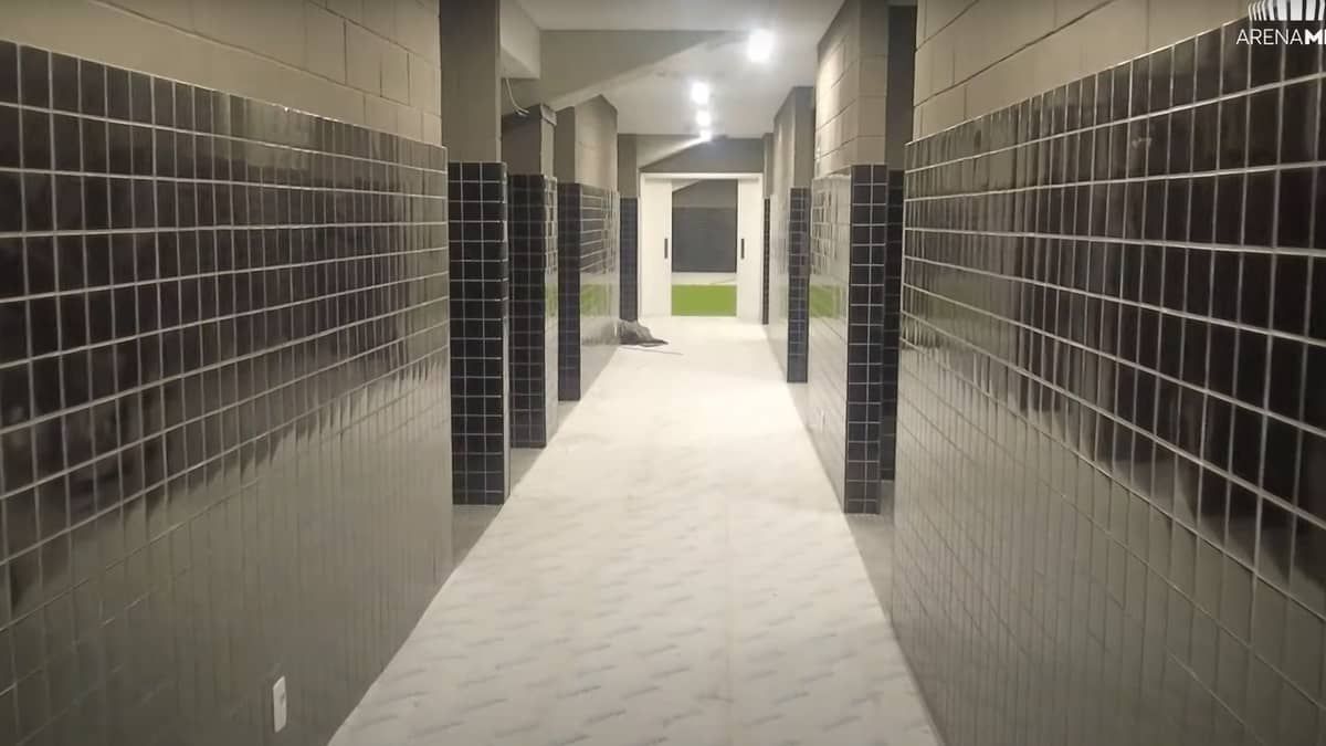 Atlético mostra vestiário da Arena MRV com espaço para torcida; veja como ficou