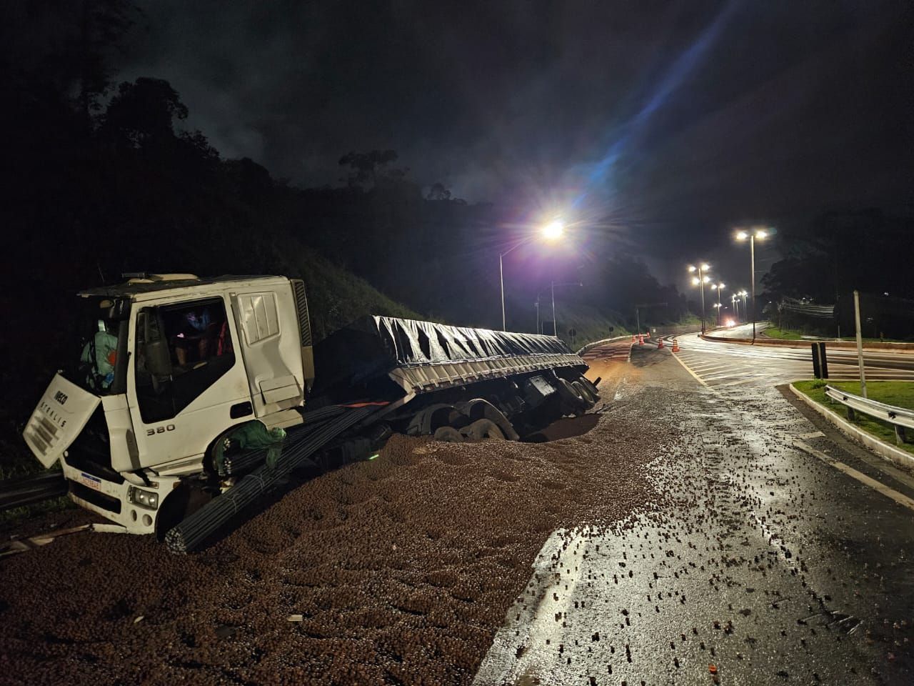 Pela 3ª vez na semana, carreta utiliza área de escape do Anel Rodoviário, em BH