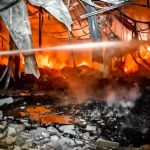 Vídeo: fábrica de produtos têxteis pega fogo e fumaça preta é vista de longe 