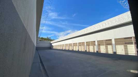 Áreas comuns de penitenciárias, como pátios, não deverão ter pontos de energia ou tomadas