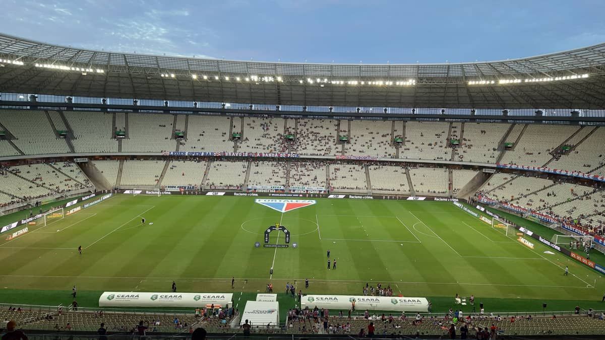 Marinho, reforço do Fortaleza, aparece no gramado do Castelão antes de jogo