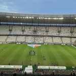 Marinho, reforço do Fortaleza, aparece no gramado do Castelão antes de jogo