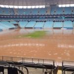 Foto mostra gramado da Arena do Grêmio inundado após temporais no RS