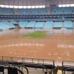Foto mostra gramado da Arena do Grêmio inundado após temporais no RS