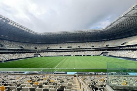Gramado sintético da Arena MRV, estádio do Atlético, em 29 de abril de 2025