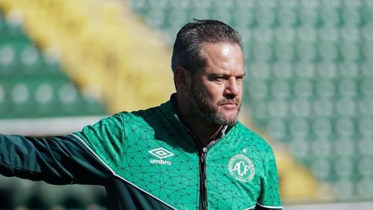 Chapecoense demite Argel Fuchs após derrota para o Sampaio Corrêa